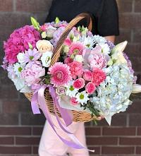 Композиция солнечный день в Большовской Цветочная композиция из Розы, Хризантемы, Пионы и Лизиантусы в корзине в Большовской