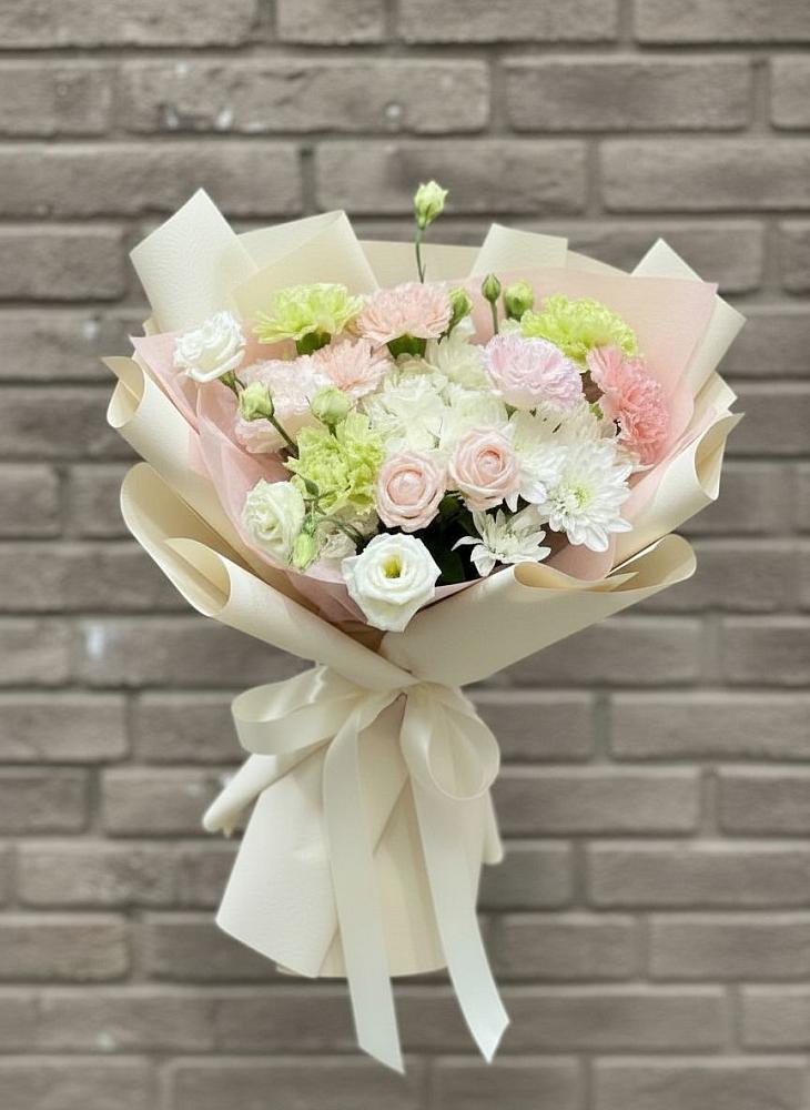 Букет цветов из: Гвоздики, Розы, Лизиантусы и Хризантемы в Большовской