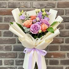 Букет цветов из:  Лизиантусы и Розы в Большовской