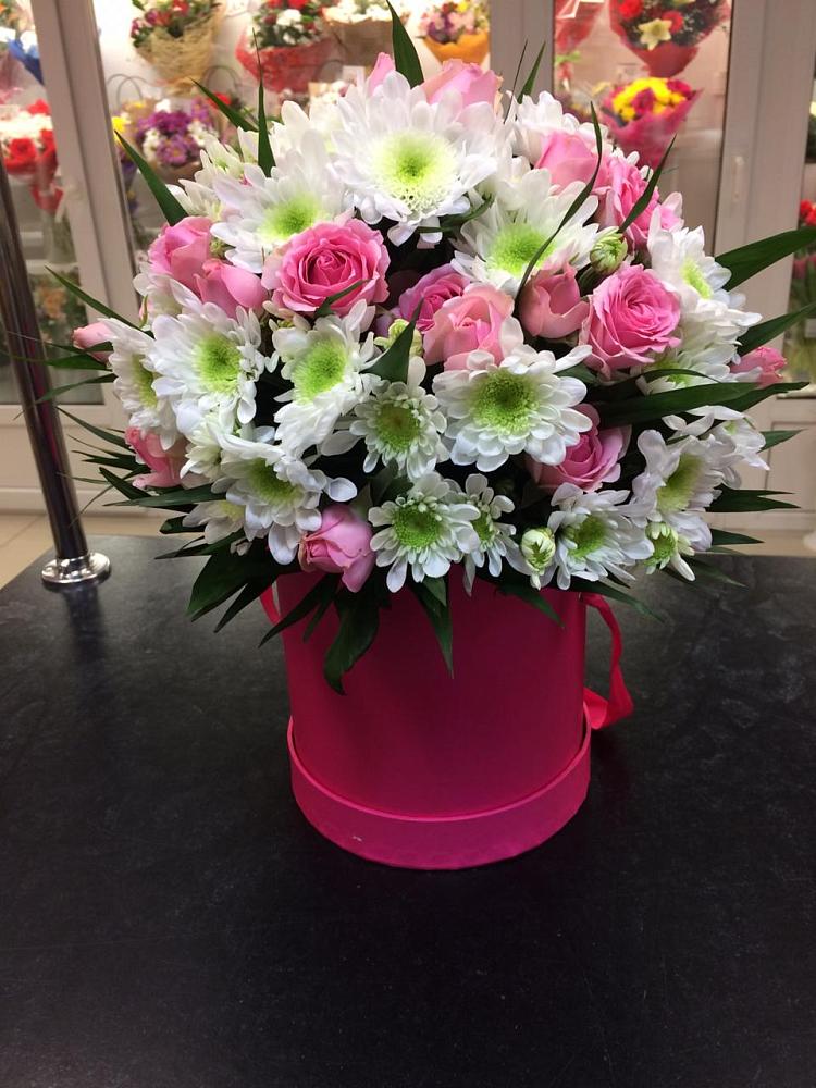 Цветочная композиция из Розы и Хризантемы в шляпной коробке в Большовской