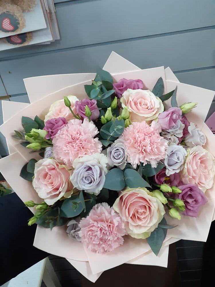 Букет цветов из: Розы, Гвоздики и Лизиантусы в Большовской