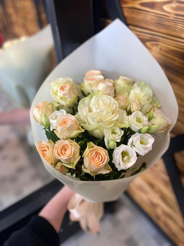 Букет цветов из: Розы и Лизиантусы в Большовской